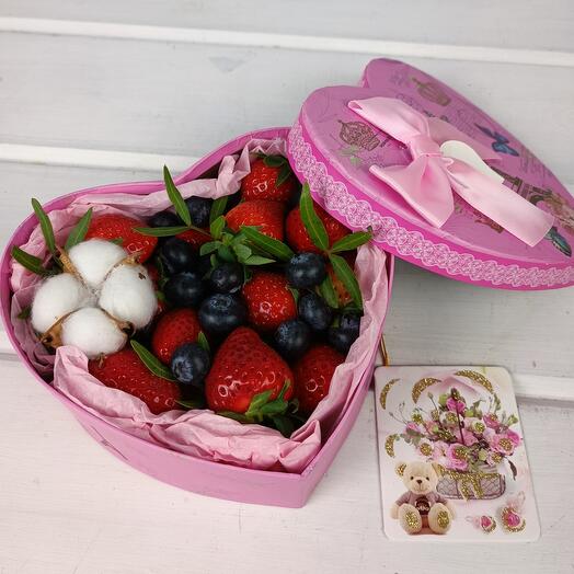 Коробочка с ягодами