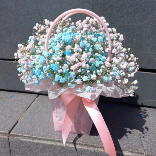 Милая небольшая композиция из гипсофилы