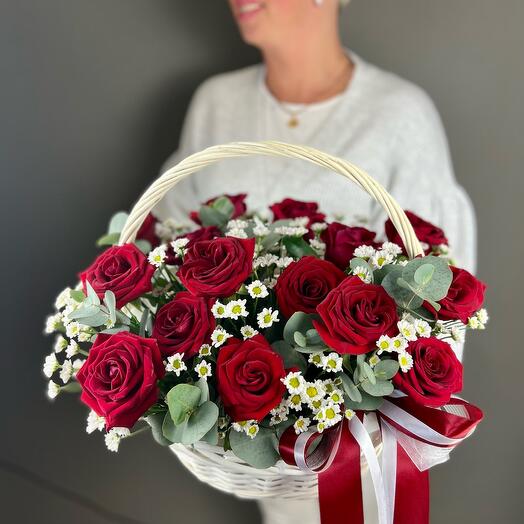 Basket with 15 velvet roses