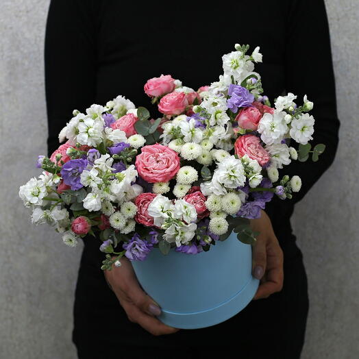 Box with roses, mattiola and chrysanthemum "Pure Azure"