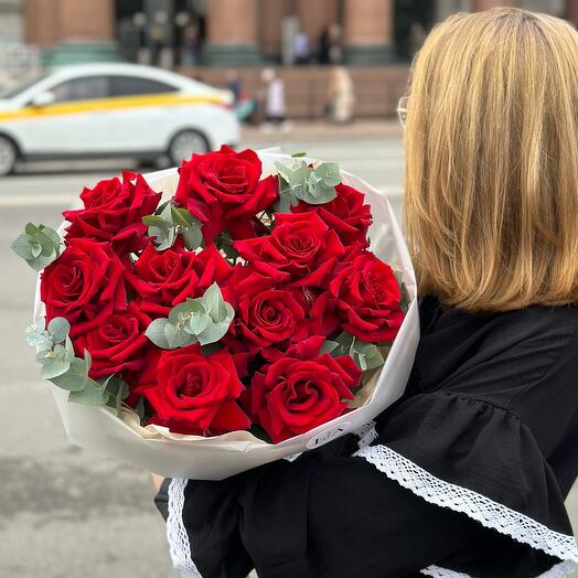 11 красных роз с эвкалиптом