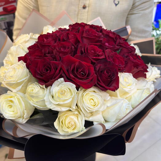 50 R and W Circle Rose Bouquet