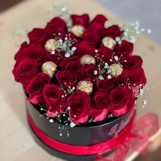 Красные розы в коробке