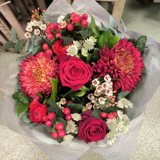 Red roses and chrysanthemum bouquet