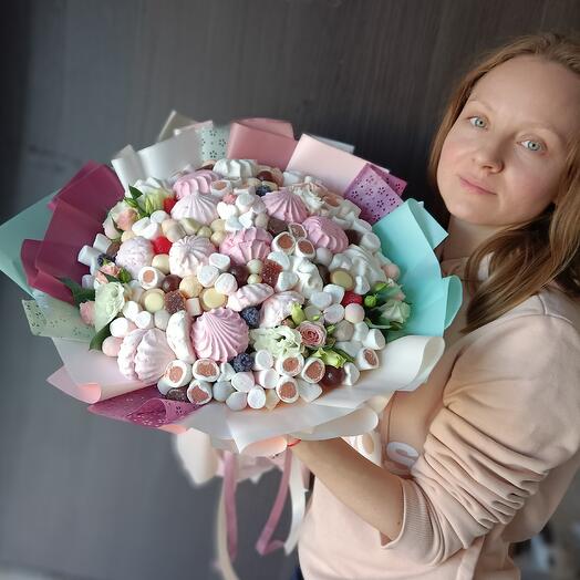 Букет с цветами сладостями