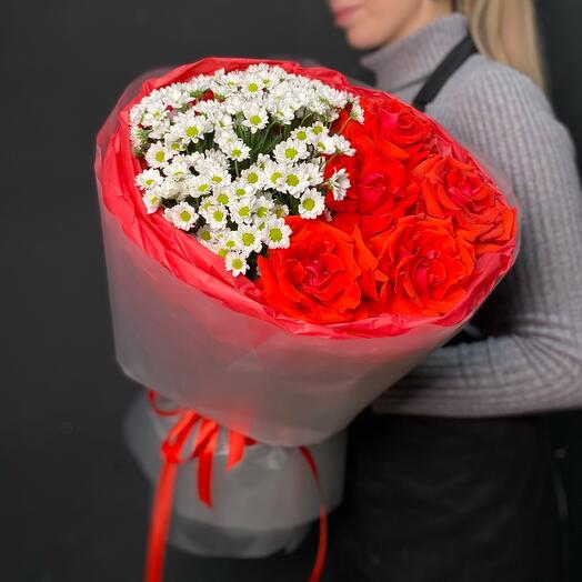 Яркий букет из ромашкой хризантемы и французской розы