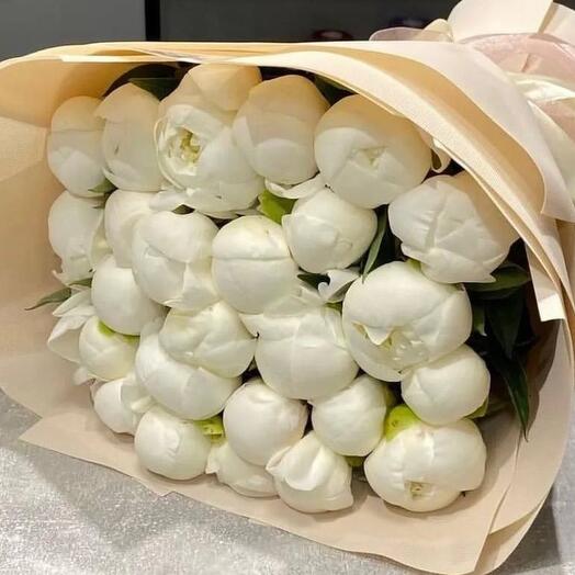 Bouquet of white peonies