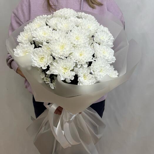 Bouquet of snow-white chrysanthemums