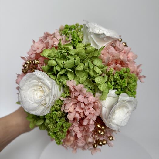 🌸 Букет из стабилизированной гортензии и роз "Spring Garden"