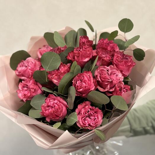 Букет пионовидных роз с эвкалиптом