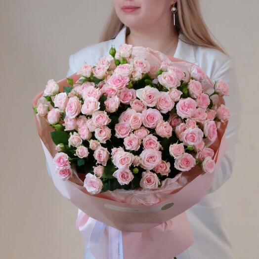 Гигантский букет из 19 кустовых розовых роз