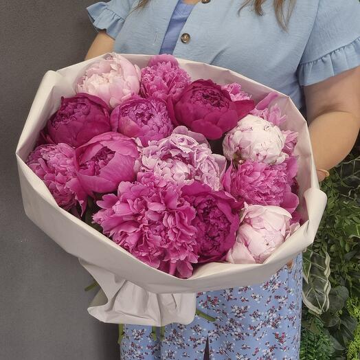 15 розовых пионов