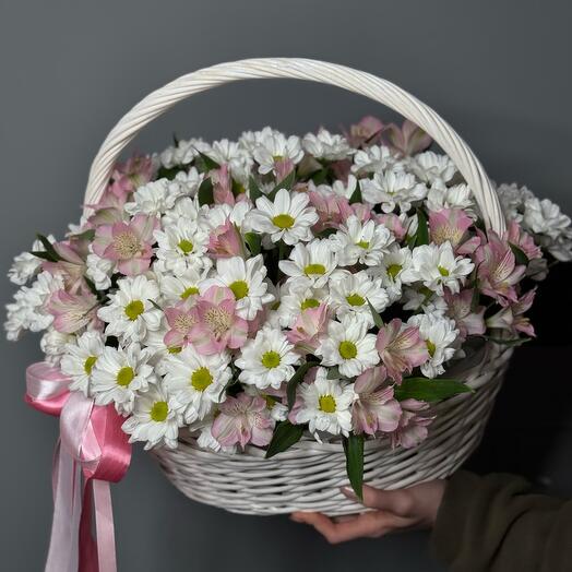 Корзина с хризантемой и альстромериями