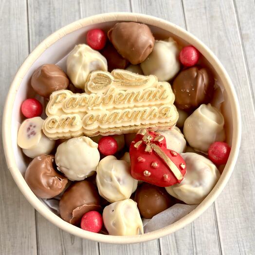 Свежая малина в белом и молочном бельгийском шоколаде