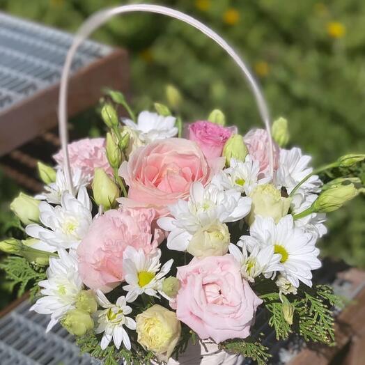 Цветы в корзине