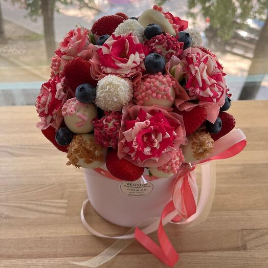 Цветы в коробке с клубникой в шоколаде