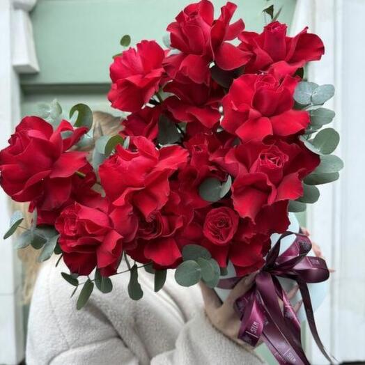Букет красных французские розы /ароматный эвкалипт/шляпная коробка/Цветы в Уфе