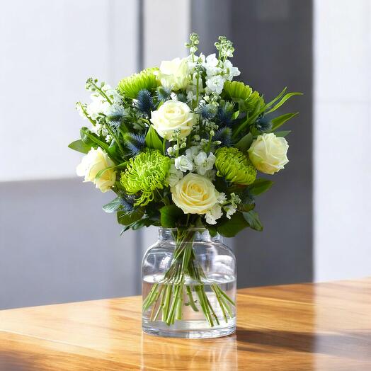 Bouquet de Chrysanthemum Verde, Rosas Blancas y Eryngium Azul