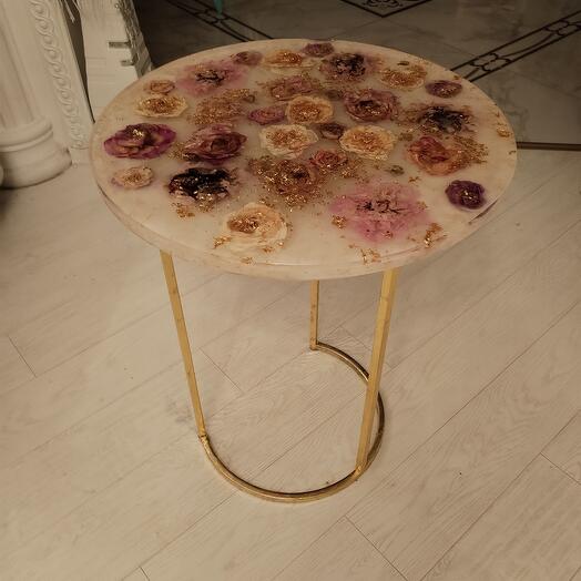 Стол из цветов и эпоксидной смолы