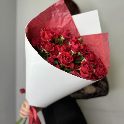Ramo "cumplido Clásico" rosas de arbusto rojo en decoración blanca