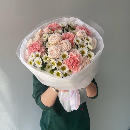 Букет с розами, гвоздиками и Сантини