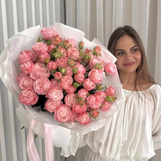 Пионовидные кустовые розы Бомбастик 11 шт в дизайнерской упаковке