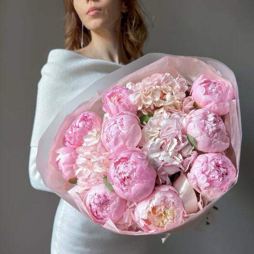 Букет из пионов и гортензий премиум