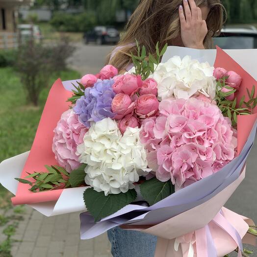 Bouquet of hydrangea and peony-shaped rose