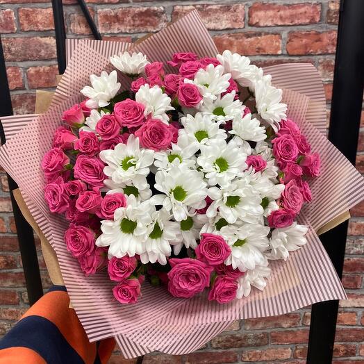 Bouquet "Bright sissy" with chrysanthemum and bush rose