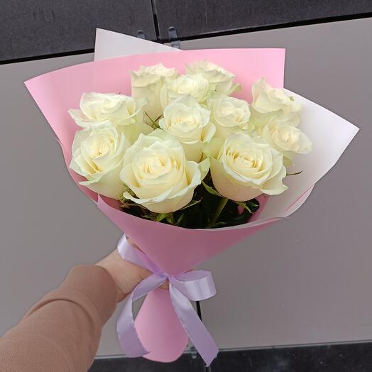 11 rosas blancas en decoración delicada