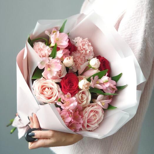 A tall bouquet with pink and red roses