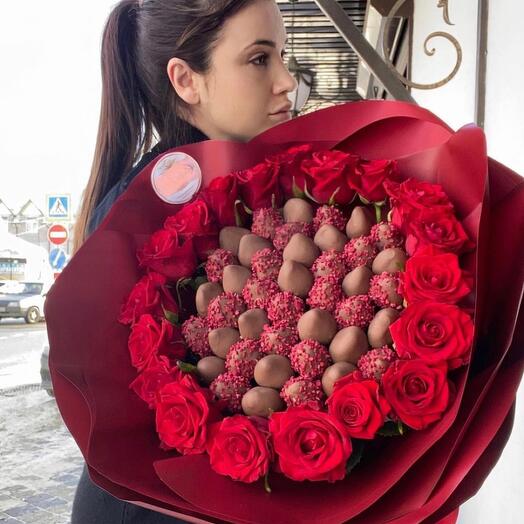 Букет розы с клубникой