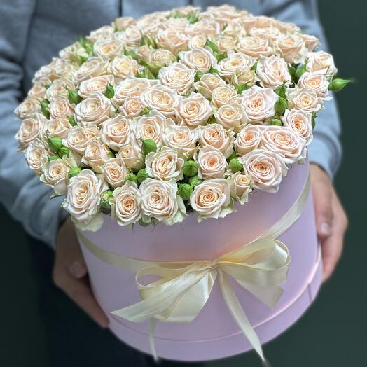 Кустовые розы в коробке