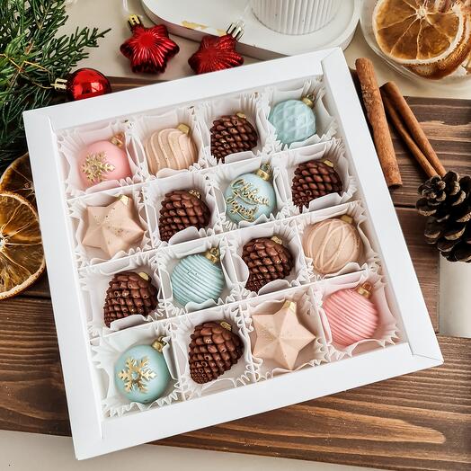 Подарочный набор с шоколадными шарами на Новый год