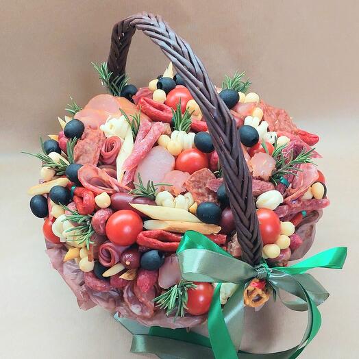 Корзина с колбасками и сыром