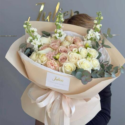 Chic Harmony – Cream and Blush Luxury Rose Bouquet