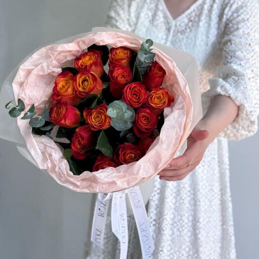 Букет 15 оранжевых роз с эвкалиптом