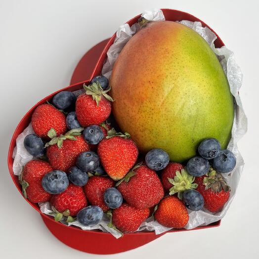 Фруктово-ягодный набор манго клубника и голубика