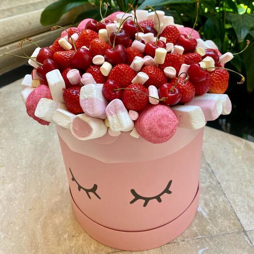 Съедобный букет из клубники, черешни и зефира