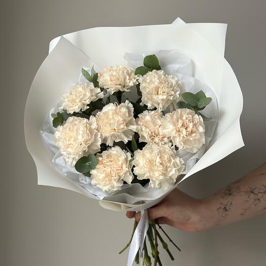 Нежные гвоздики с эвкалиптом