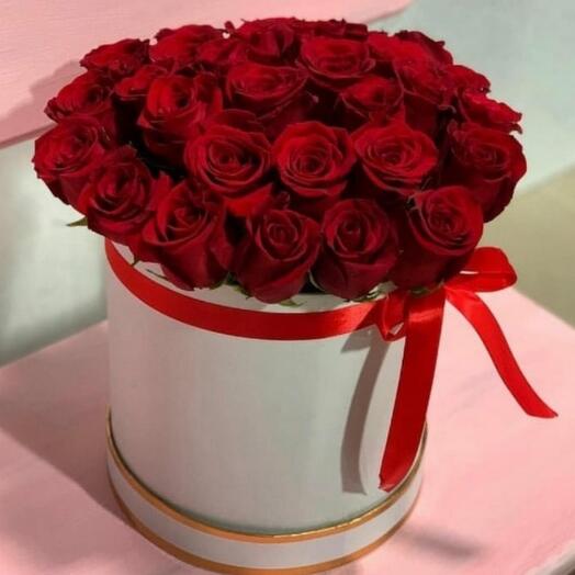25 червоних троянд в капелюшній коробці
