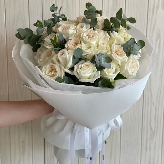 31 Whites Rose Bouquet with Eucalyptus