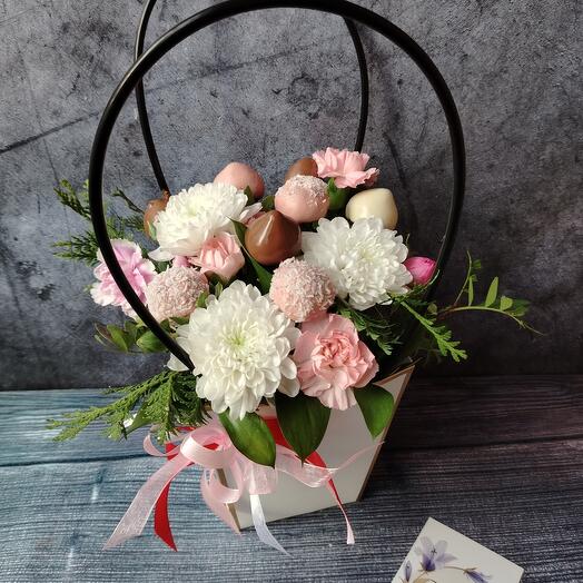 Клубника в шоколаде в сумочке с цветами