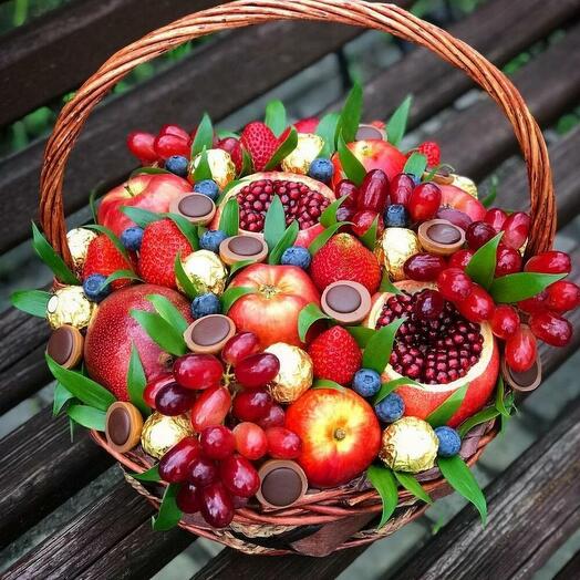 Фруктовая корзина с гранатом, яблоками, клубникой "Красный бархат" на 1 сентября