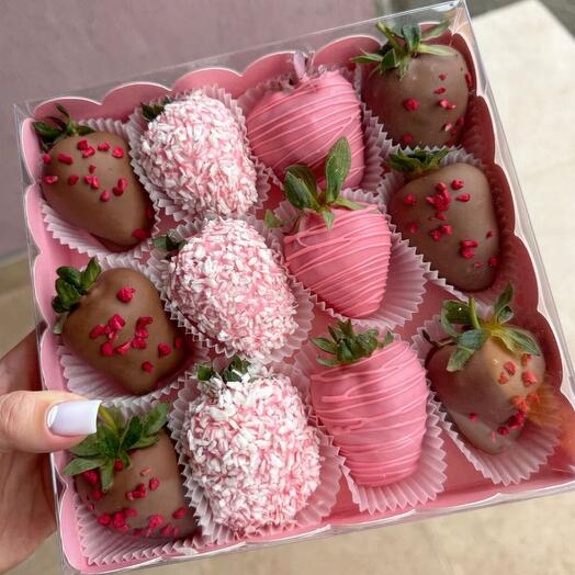 Клубника в молочном и розовом шоколаде 12 шт
