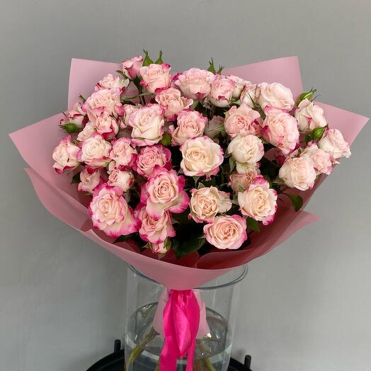 9 кустовых роз в розовой упаковке