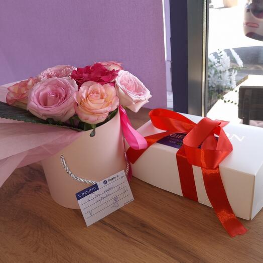 Букет Цветов и Бокс Мадленов