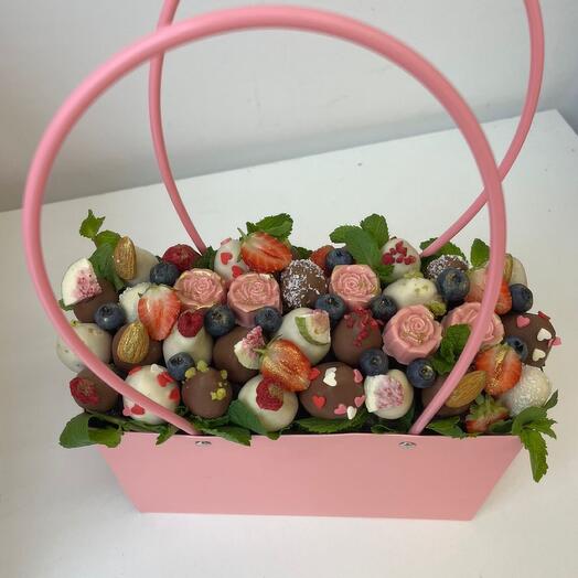 Клубника 🍓 и розы с начинкой в бельгийском шоколаде 🤩