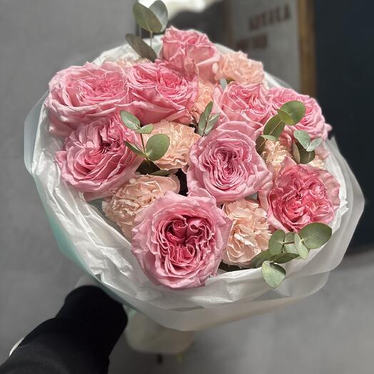 Пионовидные розы Pink Ohara и диантусы с эвкалиптом