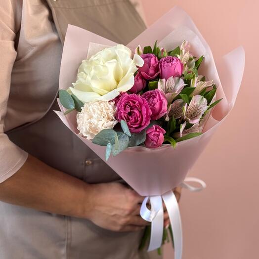 Букет комплимент с пионовидной кустовой розой альстромерией диантусом и французской розой